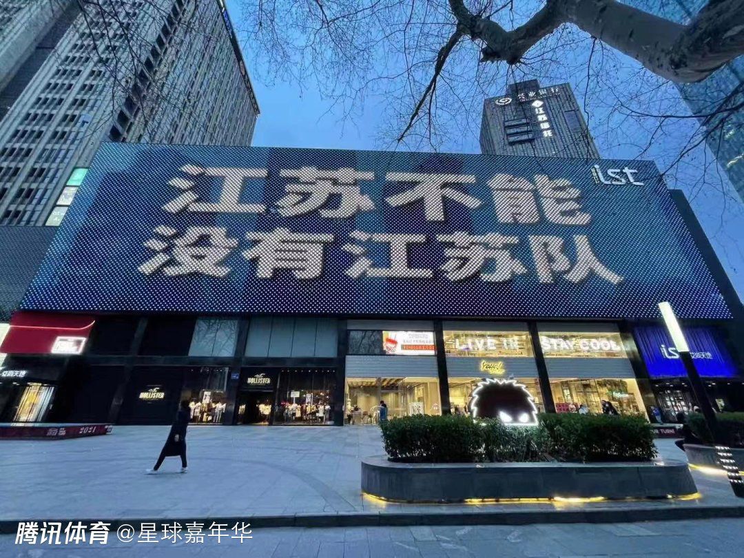 媒体指出，尽管莱万的经纪人声称球员会留队，但他无法透露更多的内容，而转会谈判其实已经开始。